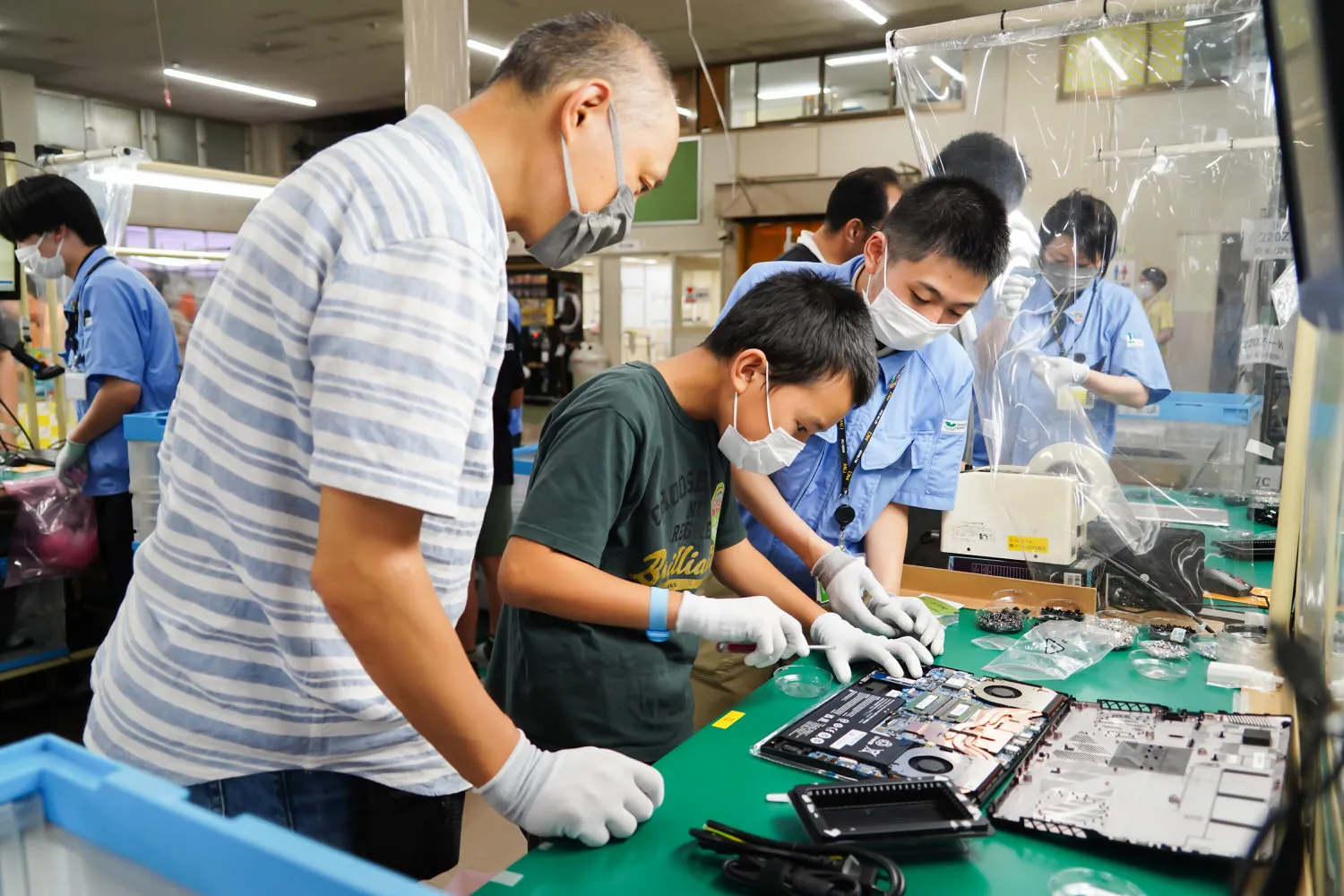 8月1日,在饭山工厂举办了面向小学生的鼠标和笔记本电脑组装体验活动。以长野县小学生为对象