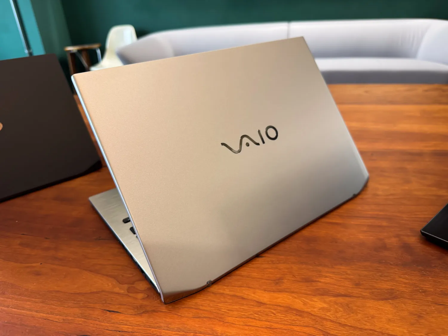 免费维修带有剥落标志的 VAIO 笔记本电脑。共有 13 个模型针对个人和企业。