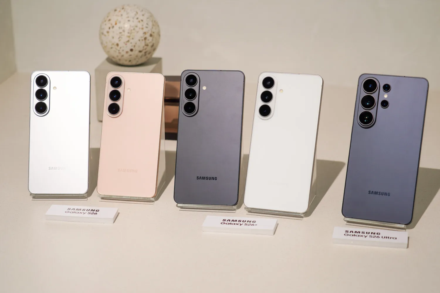 Galaxy S26/S26+/S26 Ultra 规格比较。统一设计让您可以根据相机和电池容量进行选择