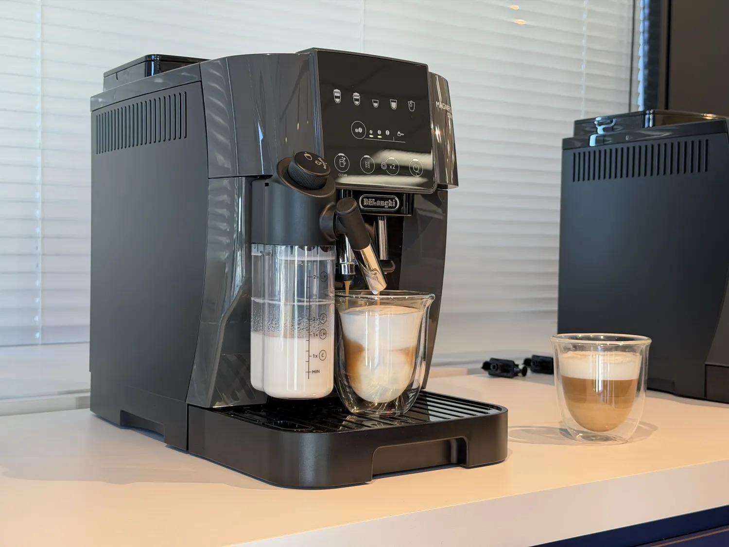 德龙为其全自动咖啡机/卡布奇诺机添加了新型号。还有可以体验正宗拉花艺术的模型。