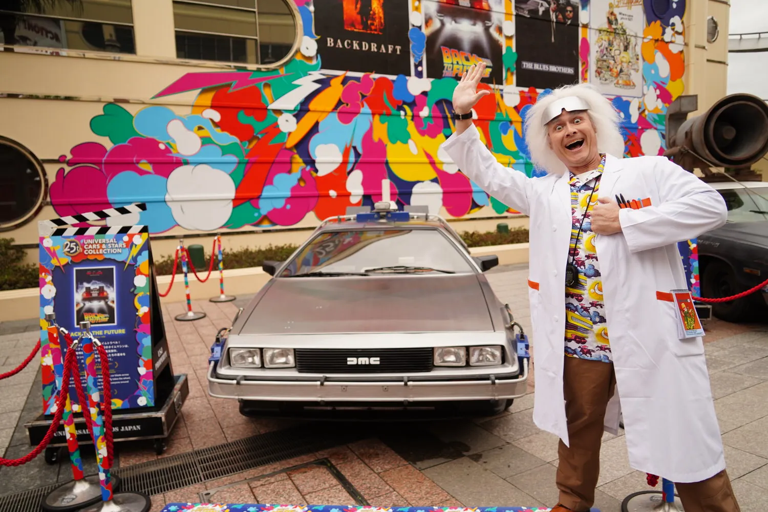 《回到未来》Doc 十年来首次回到 USJ。在著名汽车盛会上再现“原版”好莱坞作品