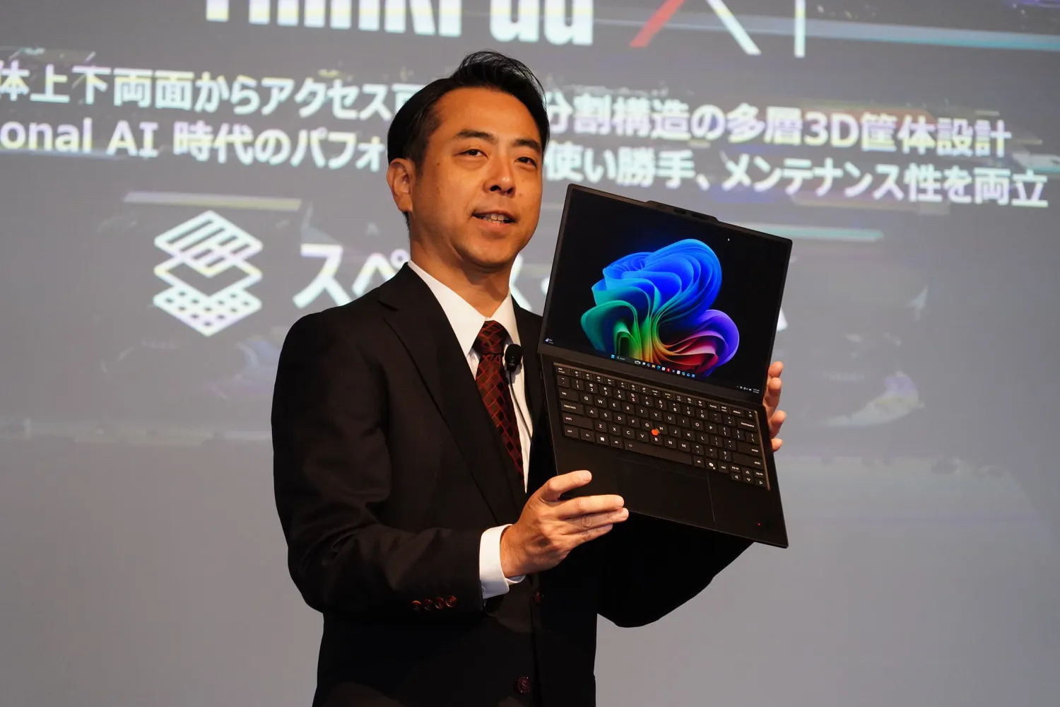 联想一次性发布了10款新一代ThinkPad产品。旗舰“X1 Carbon”进化至约977g