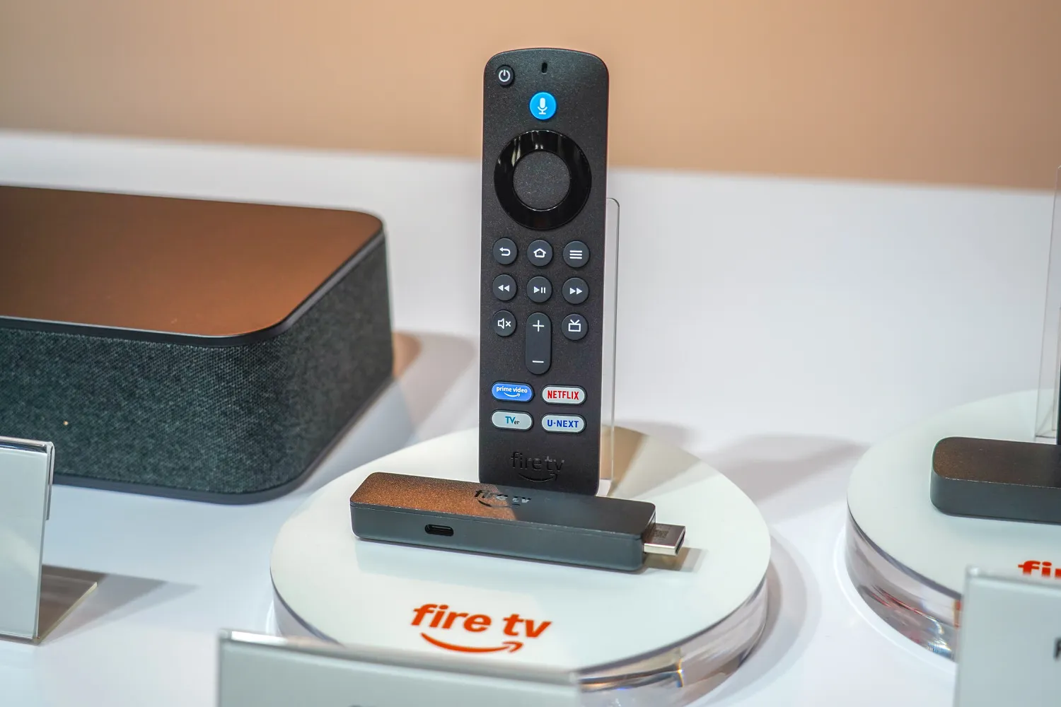 新型号“Fire TV Stick HD”发布。主体更加纤薄，配备USB-C，正式支持电视USB端子直接供电。