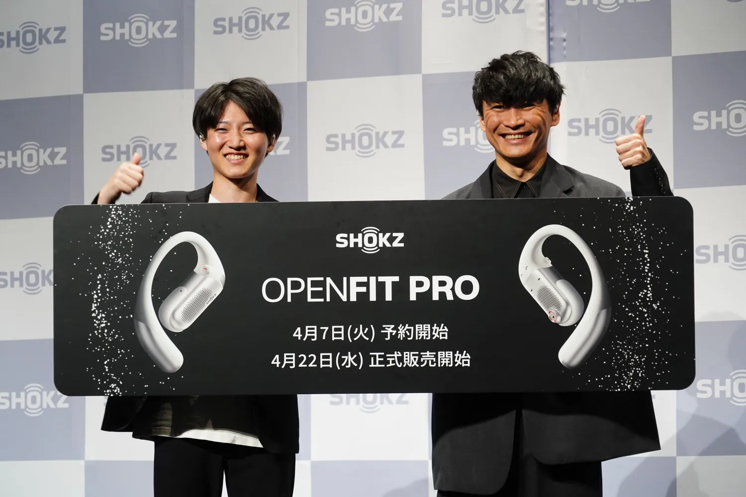 Shokz在日本推出具有降噪功能的开放式耳机“OpenFit Pro”。品牌大使 Sakanaction Yamaguchi 也在台上发言：“佩戴起来感觉自然且非常舒适。”