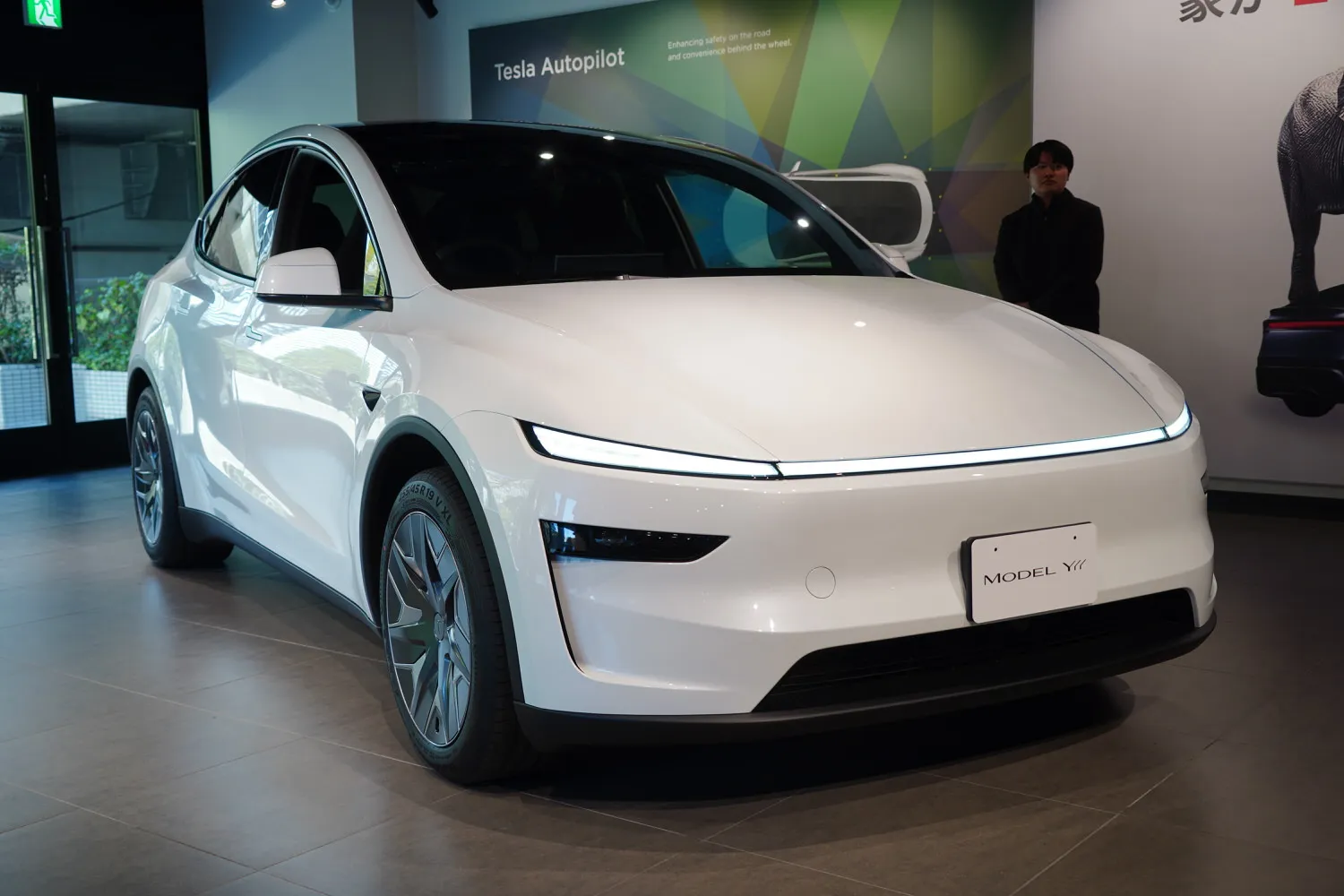 特斯拉在日本推出新款 6 座电动汽车“Model Y L”。续航里程788公里，服务网点翻倍，3年免费充电