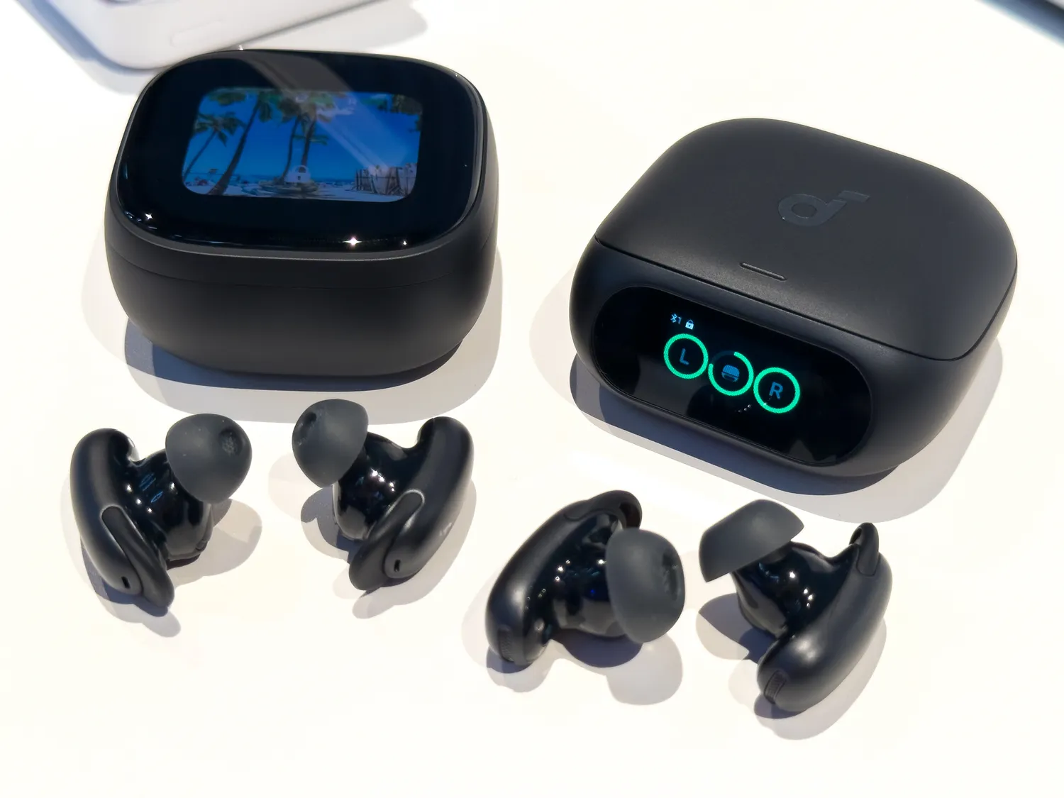 Anker 发布全新“Soundcore Liberty 5 Pro”系列。通过专有的人工智能芯片“Thus”提高了降噪性能和通话质量