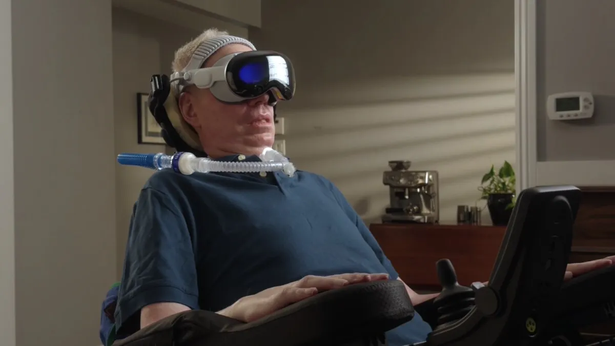 Apple Vision Pro 允许用户使用凝视输入来控制电动轮椅。与 ALS 支持组织合作