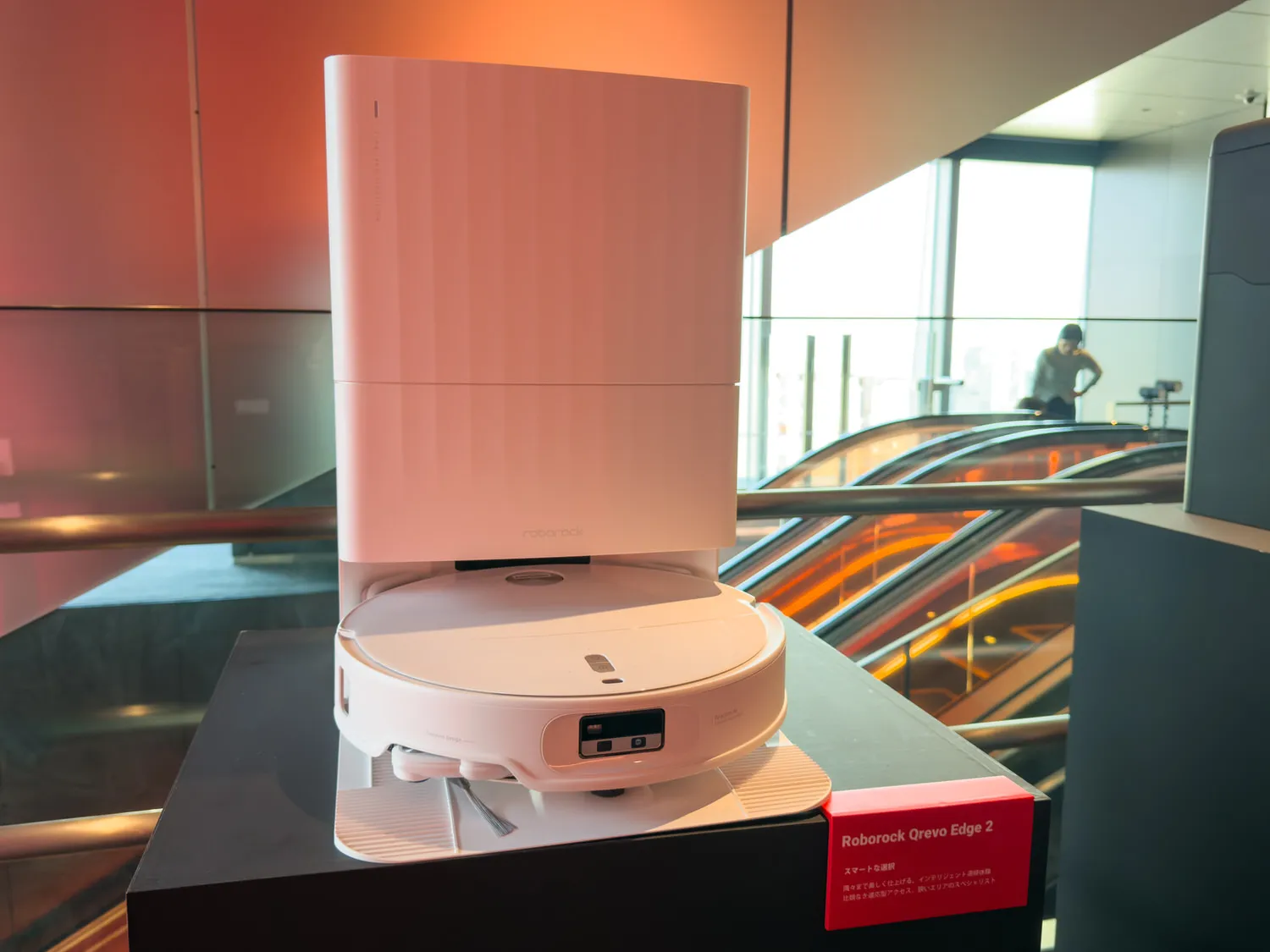 7.98cm超薄机身，搭载25,000Pa吸力。石头扫地机器人“Qrevo Edge 2”发布