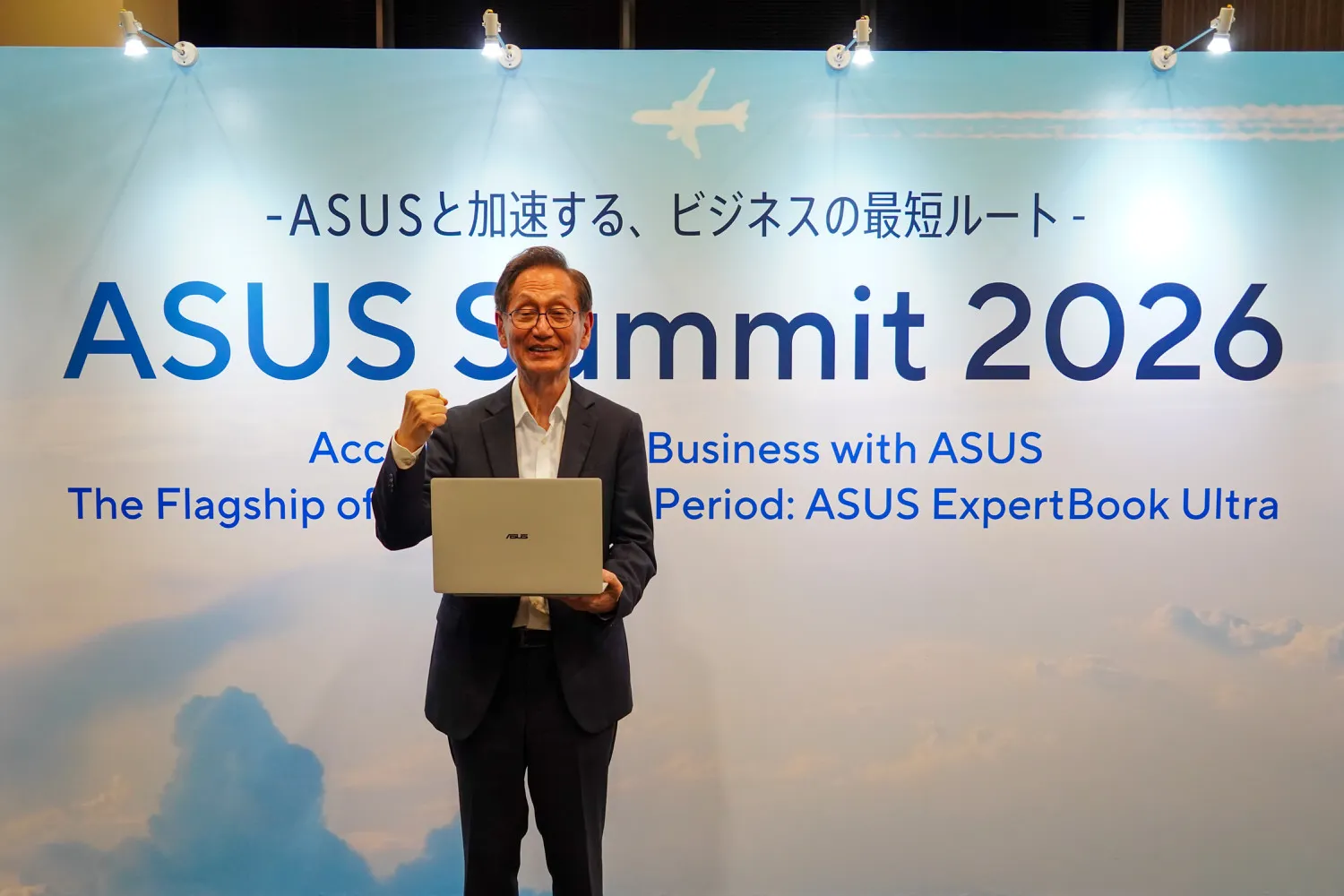 华硕创始人兼董事长 Johnny See 访问日本时接受采访。 “AI PC量产指日可待” 展望机器人和AI眼镜的未来