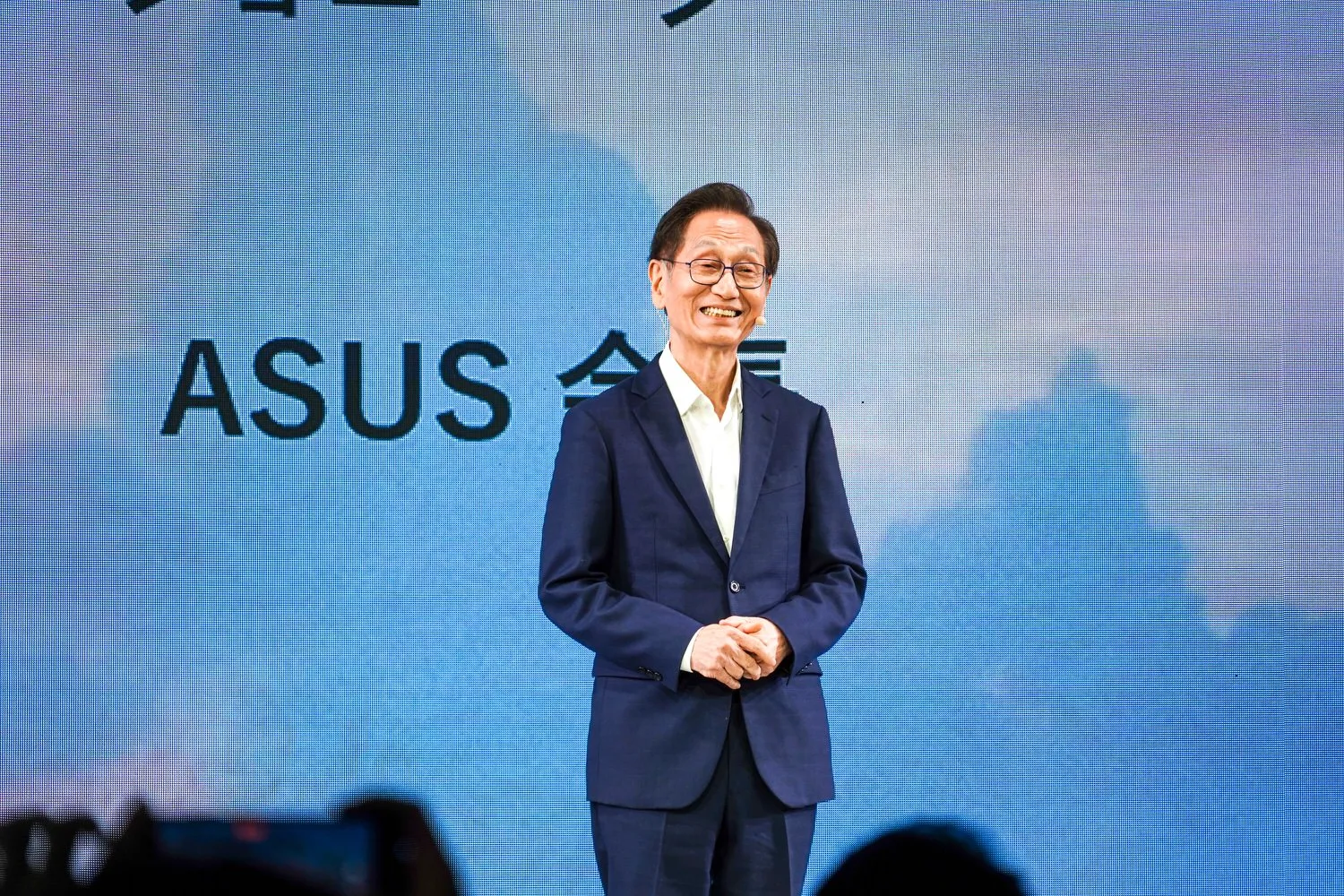 华硕创始人兼董事长 Johnny See 七年来首次来到日本。以“All in AI”战略全面进攻日本企业市场