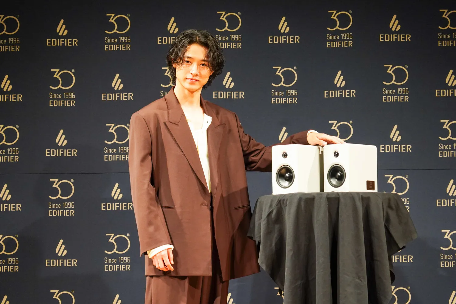 漫步者在成立 30 周年之际，继续任命山崎贤人为品牌大使。新广告宣传“M90”、“WH950NB Pro”和“Comfo Bass Pro”