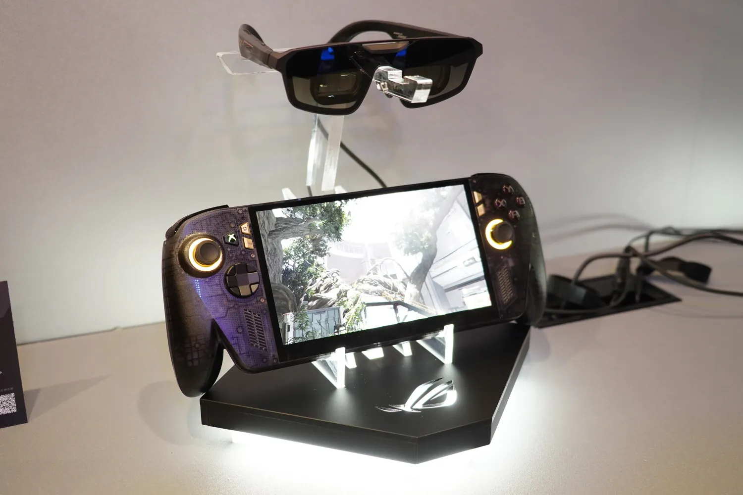 华硕“ROG Xbox Ally X20”发布。采用OLED、半透明黑色外壳和金色点缀，营造出品牌20周年的特殊感觉。