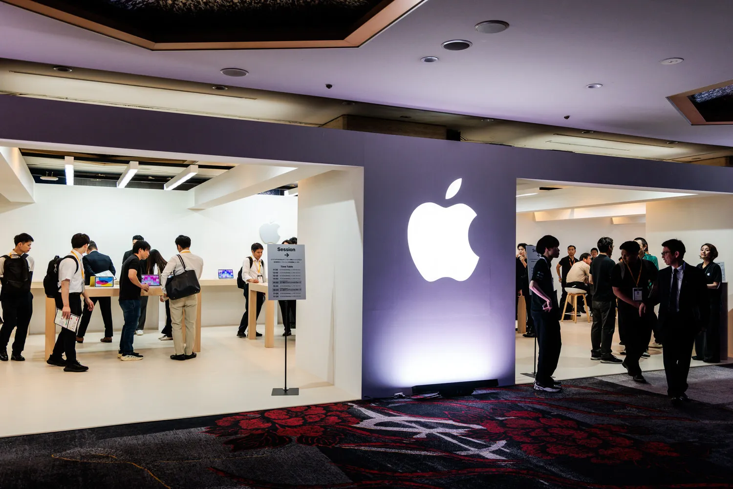 苹果在“SoftBank World”开设了Apple Store风格的展位。介绍企业Mac使用技巧以及端上AI、协作功能等实现实例